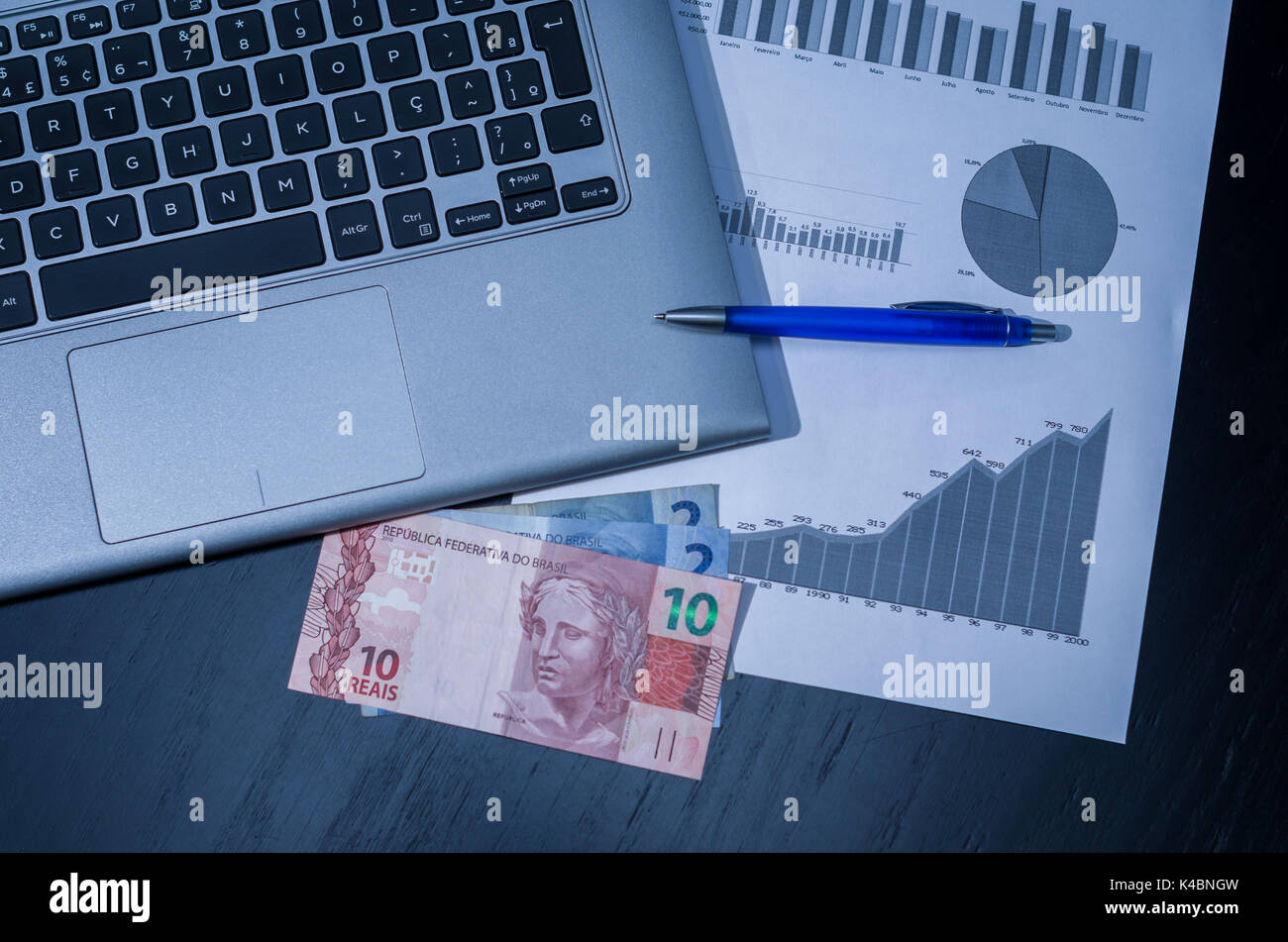 Laptop, Stift, Grafik, Kreditkarte und Brasilianisches Geld (Real), Finanzkonzept, Hauswirtschaft. Stockfoto