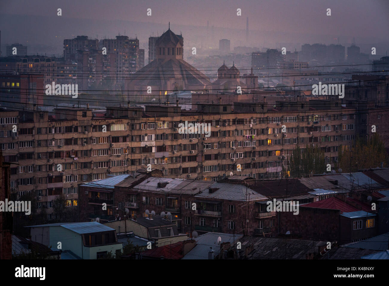 Stadtbild von Armeniens Hauptstadt Eriwan vor der Berg Ararat in der Abendstimmung. Stockfoto