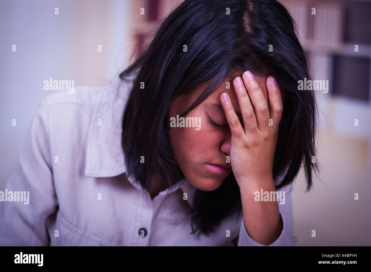 Porträt einer depressiven Teenager sitzen, den Kopf in der Hand, betonte traurige junge Frau mit psychischen Problemen, schlecht zu fühlen, brauchen psychologische Hilfe, süchtig untröstlich Mädchen in der Adoleszenz Krise Stockfoto