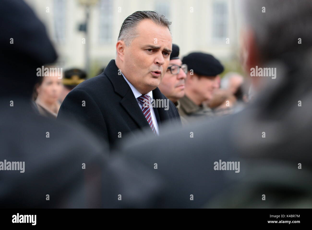 Der österreichische Verteidigungsminister Hans Peter Doskozil am Heldenplatz in Wien Stockfoto