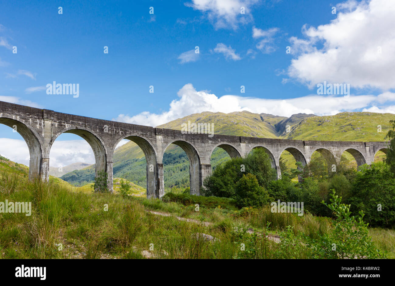 Glenfinnan historische Bahn Viadukt im schottischen Hochland. Full Frame Panoramablick in sonnigen Tag Stockfoto