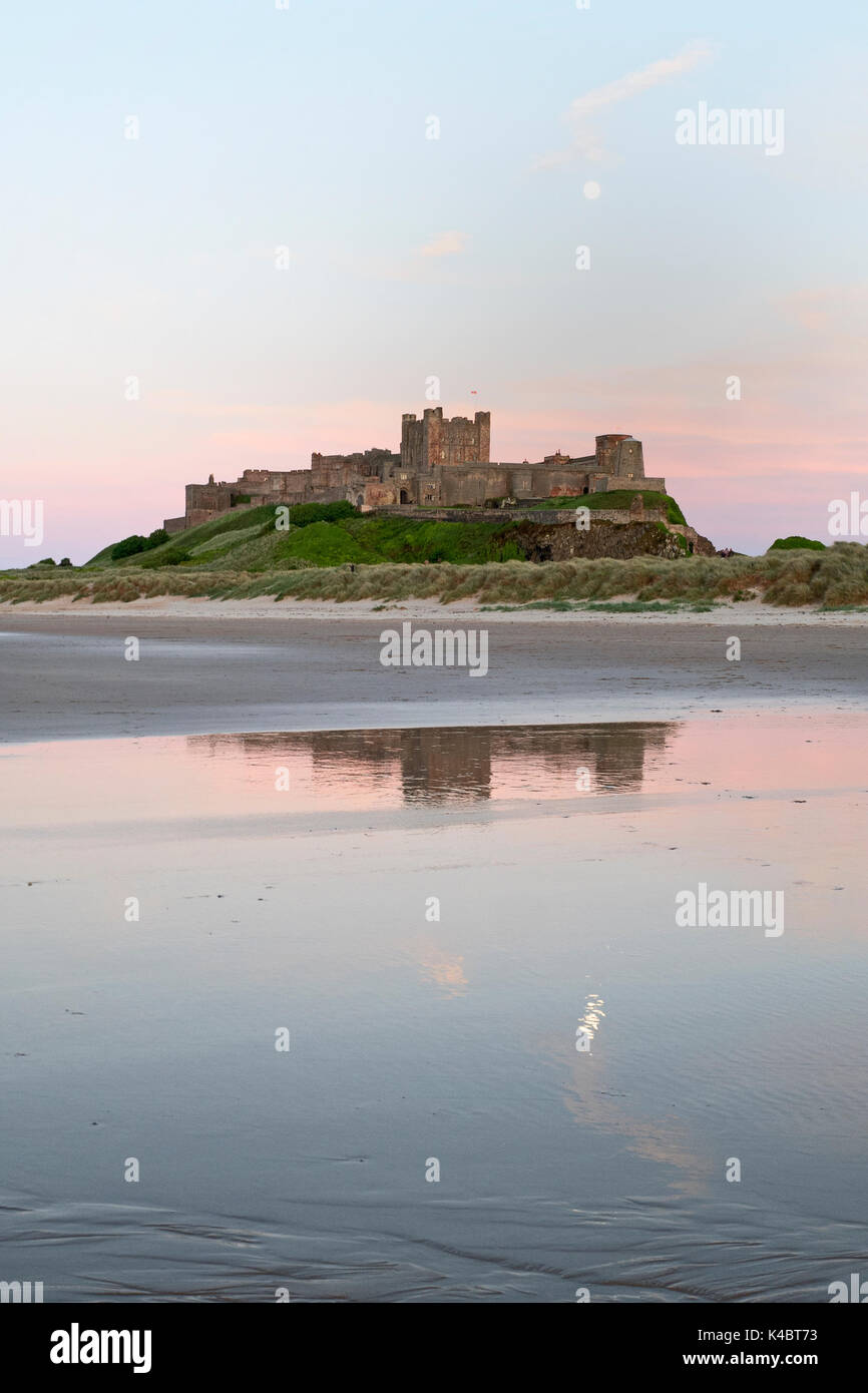 Vollmond über Bamburgh Castle Northumberland Juni Stockfoto