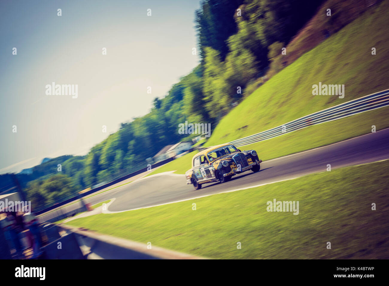 Mercedes 190 aus 1959 - Classic Car Racing Stockfoto