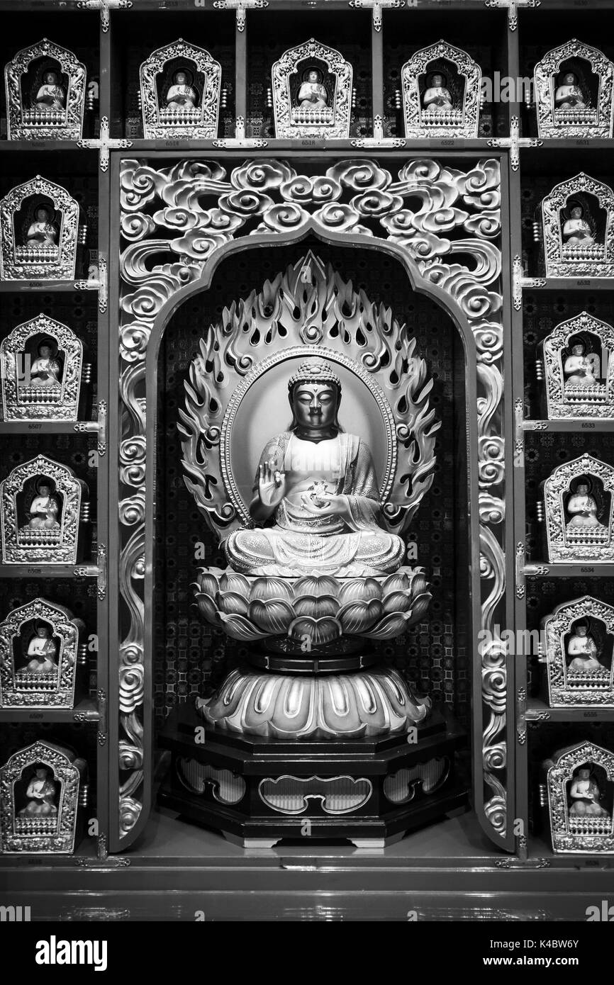 Sehr schön und mystisch China Buddha Statue ist in der Wand in der Buddha Zahns Tempel, Singapur dekoriert. Stockfoto