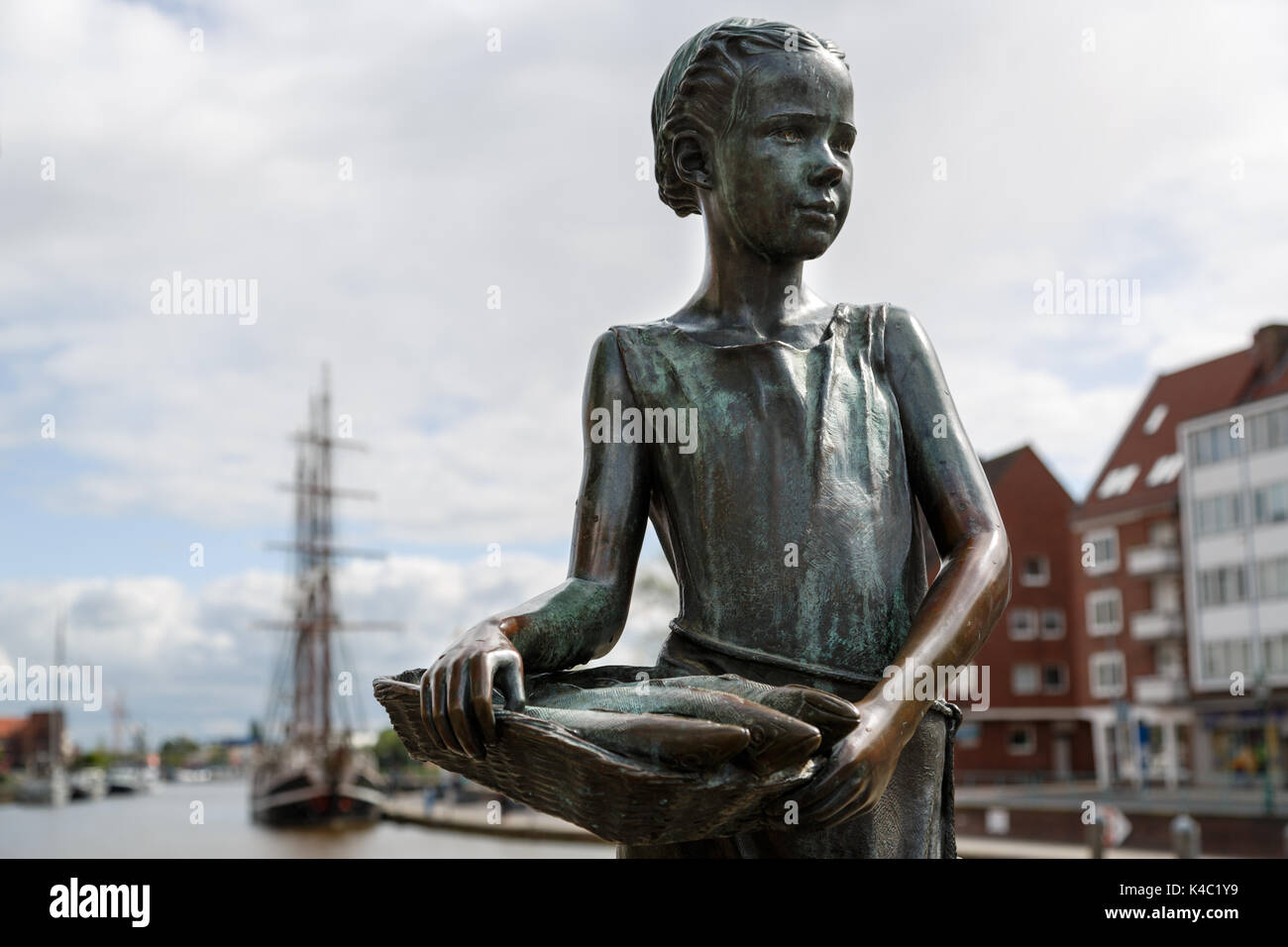Bronzestatue einer Fisherman s Mädchen in Emden, Ostfriesland Stockfoto
