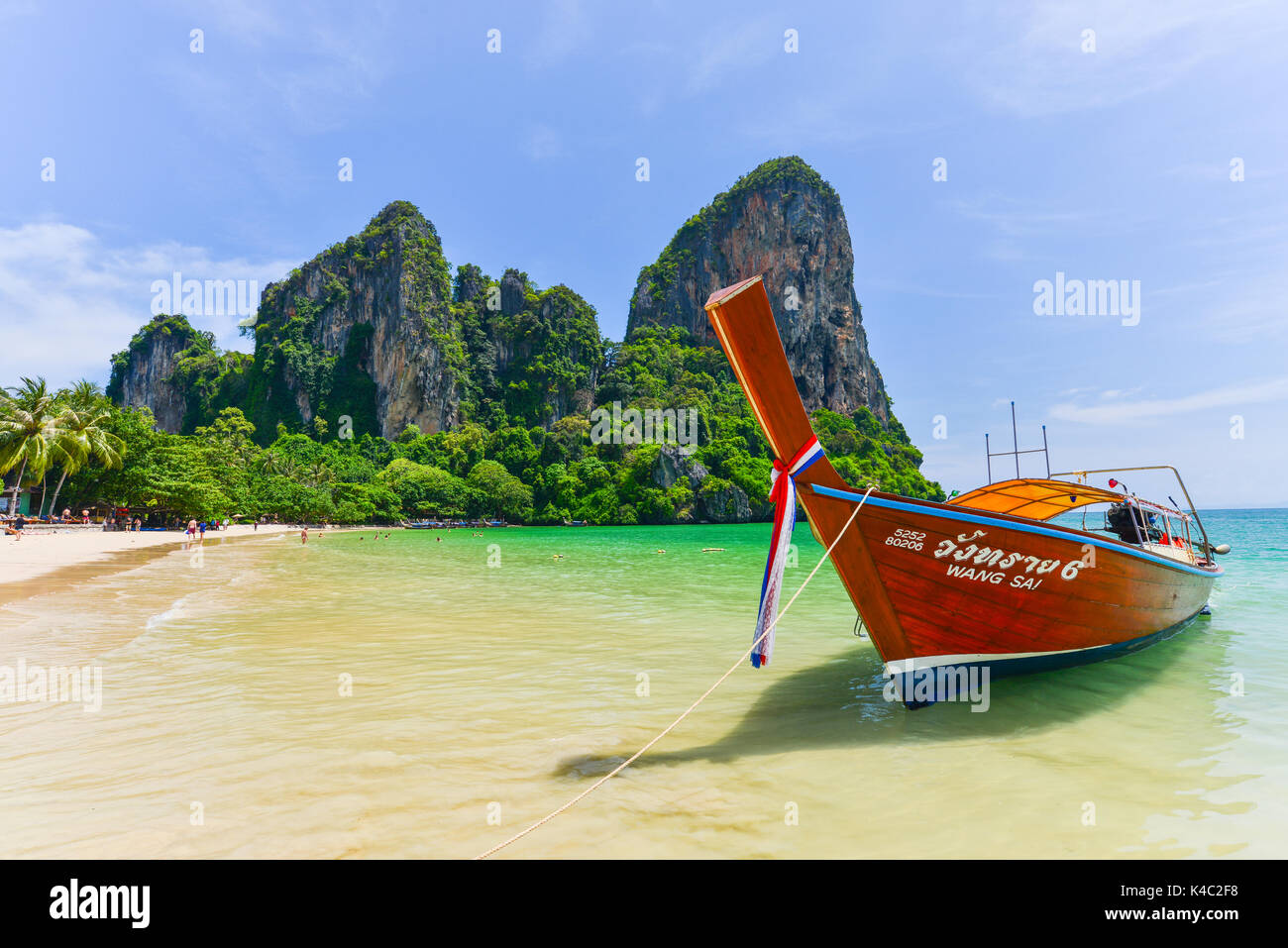 KRABI, THAILAND - 2. Mai 2014: Boot warten auf Touristen die Railay Beach zu verlassen. Der Provinz Krabi, Thailand Stockfoto