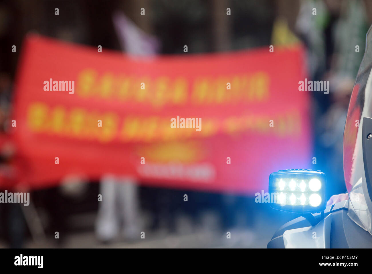 Polizeisignal Mit Protestierenden Aktivisten Stockfoto