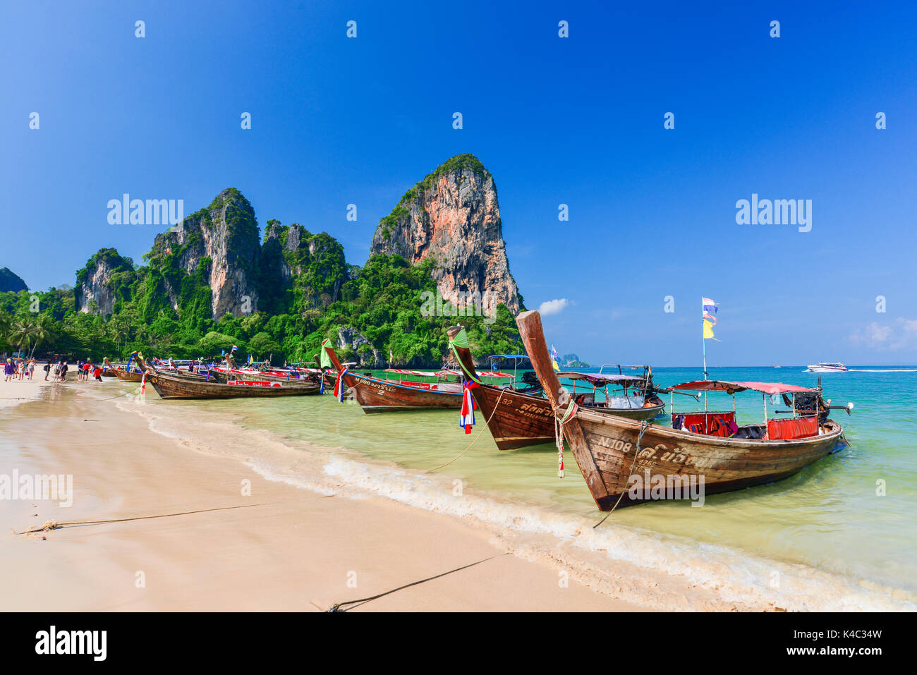 KRABI, THAILAND - 2. Mai 2014: Boot warten auf Touristen die Rairay Strand zu verlassen. Der Provinz Krabi, Thailand Stockfoto
