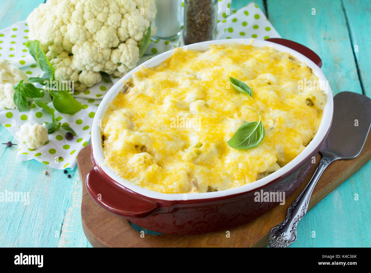 Gemüseauflauf Blumenkohl Fleisch und Käse auf einem hölzernen Küchentisch, Küche zu Hause. Stockfoto
