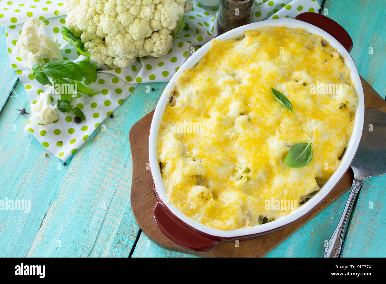 Gemüseauflauf Blumenkohl Fleisch und Käse auf einem hölzernen Küchentisch, Küche zu Hause. Stockfoto