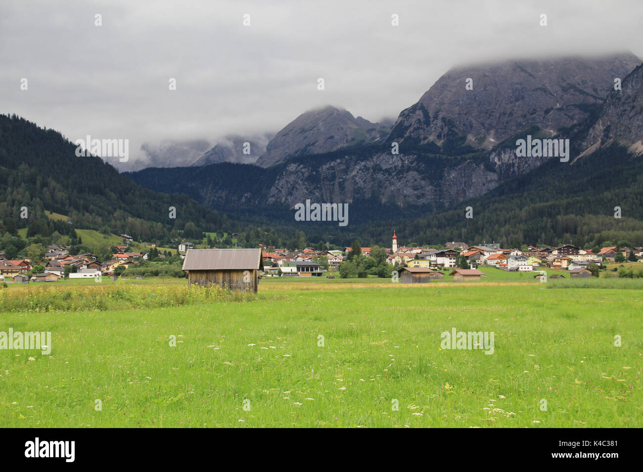 Ehrwald in Tirol, am Fuße der Zugspitze, die Berge sind versteckt in den Wolken Stockfoto
