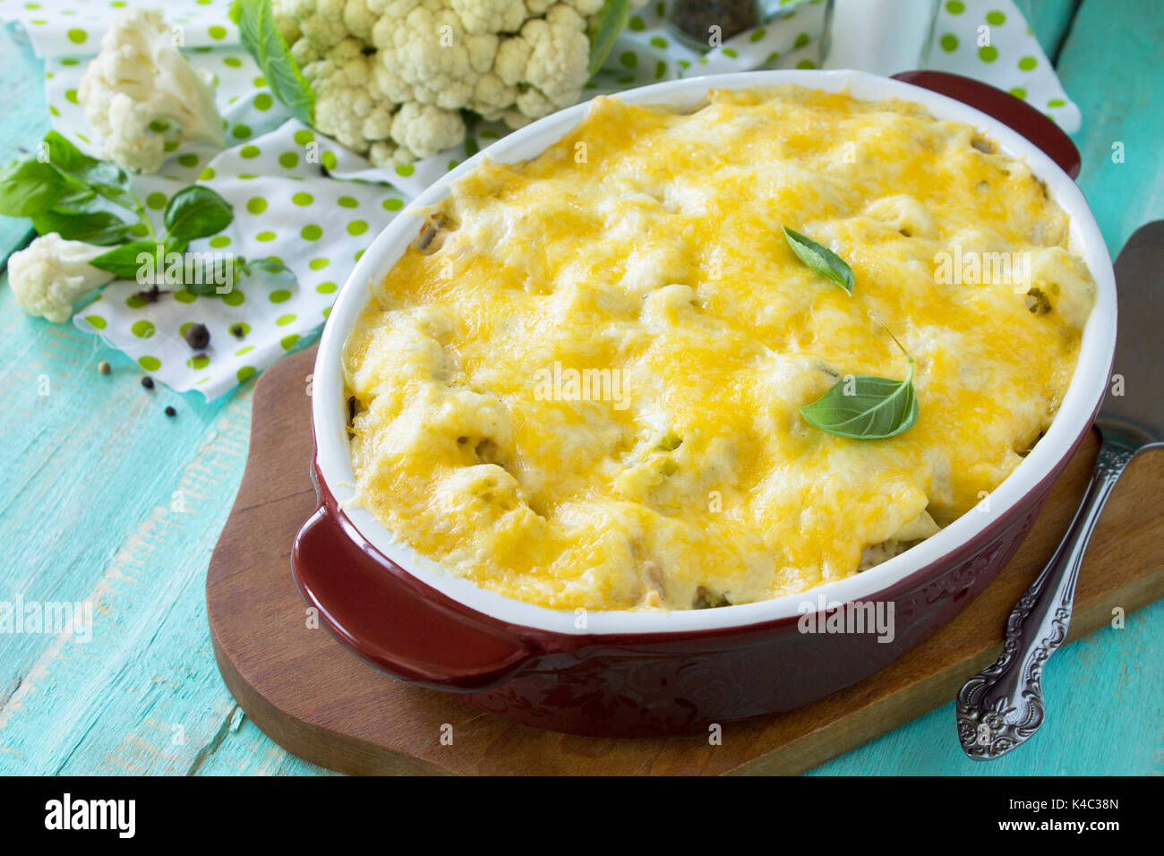 Gemüseauflauf Blumenkohl Fleisch und Käse auf einem hölzernen Küchentisch, Küche zu Hause. Stockfoto