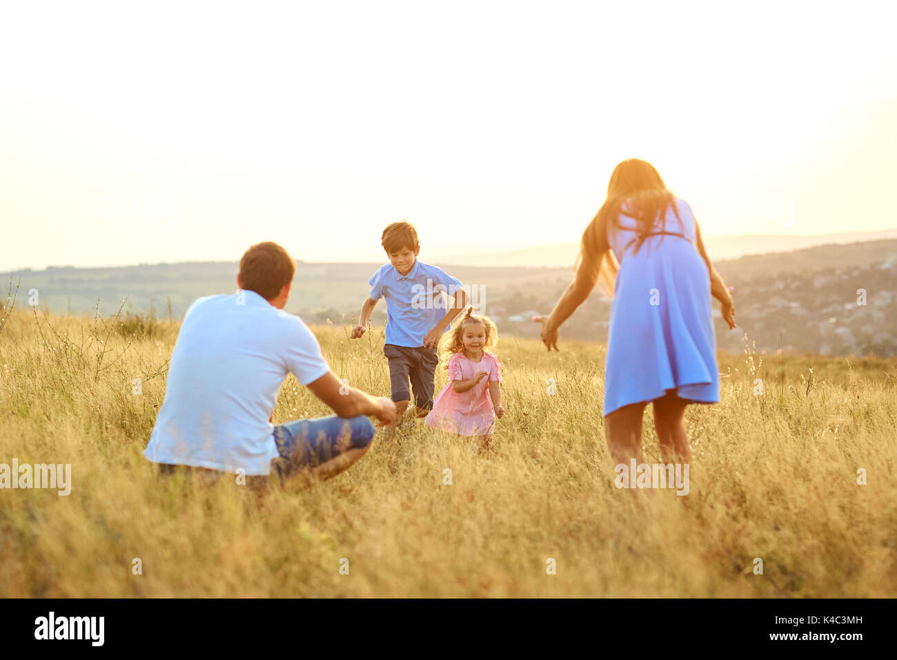 Die Eltern spielen mit Kindern in der Natur. Stockfoto