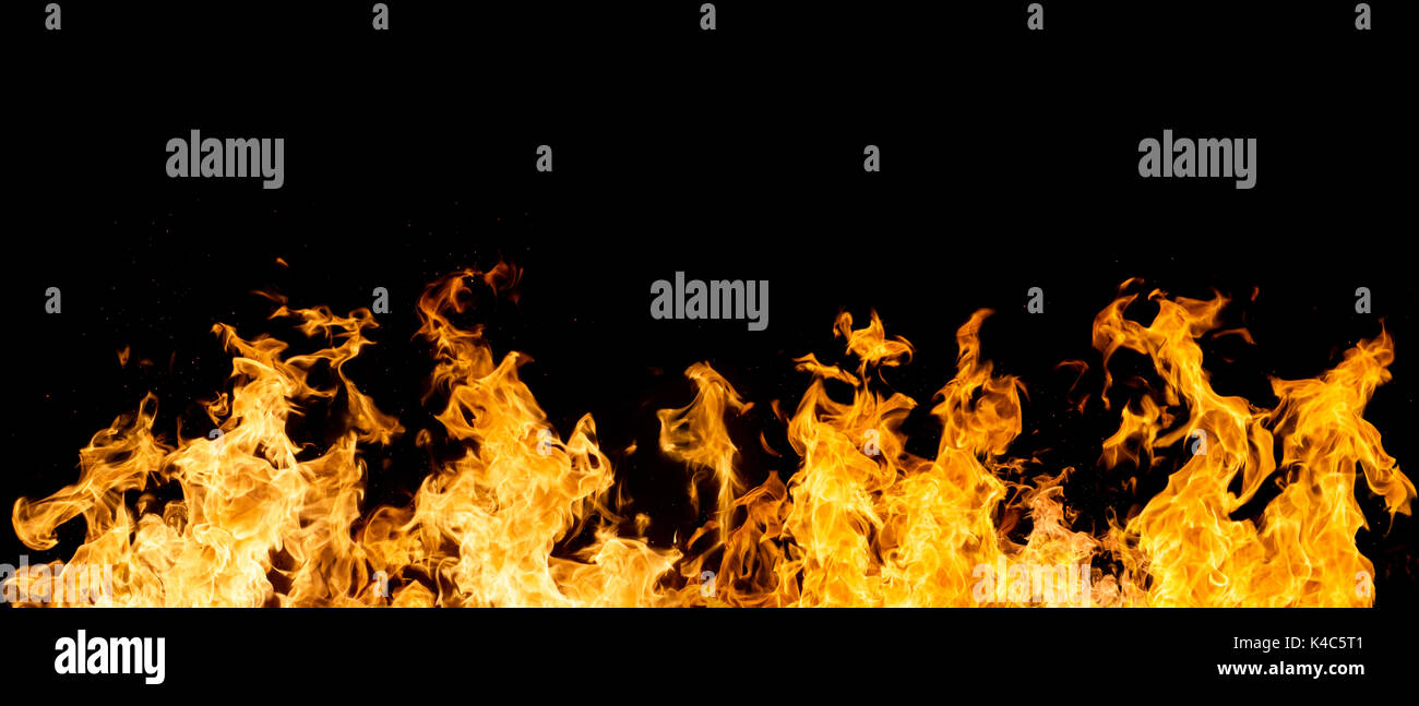 Feuer Flammen auf schwarzem Hintergrund Stockfoto