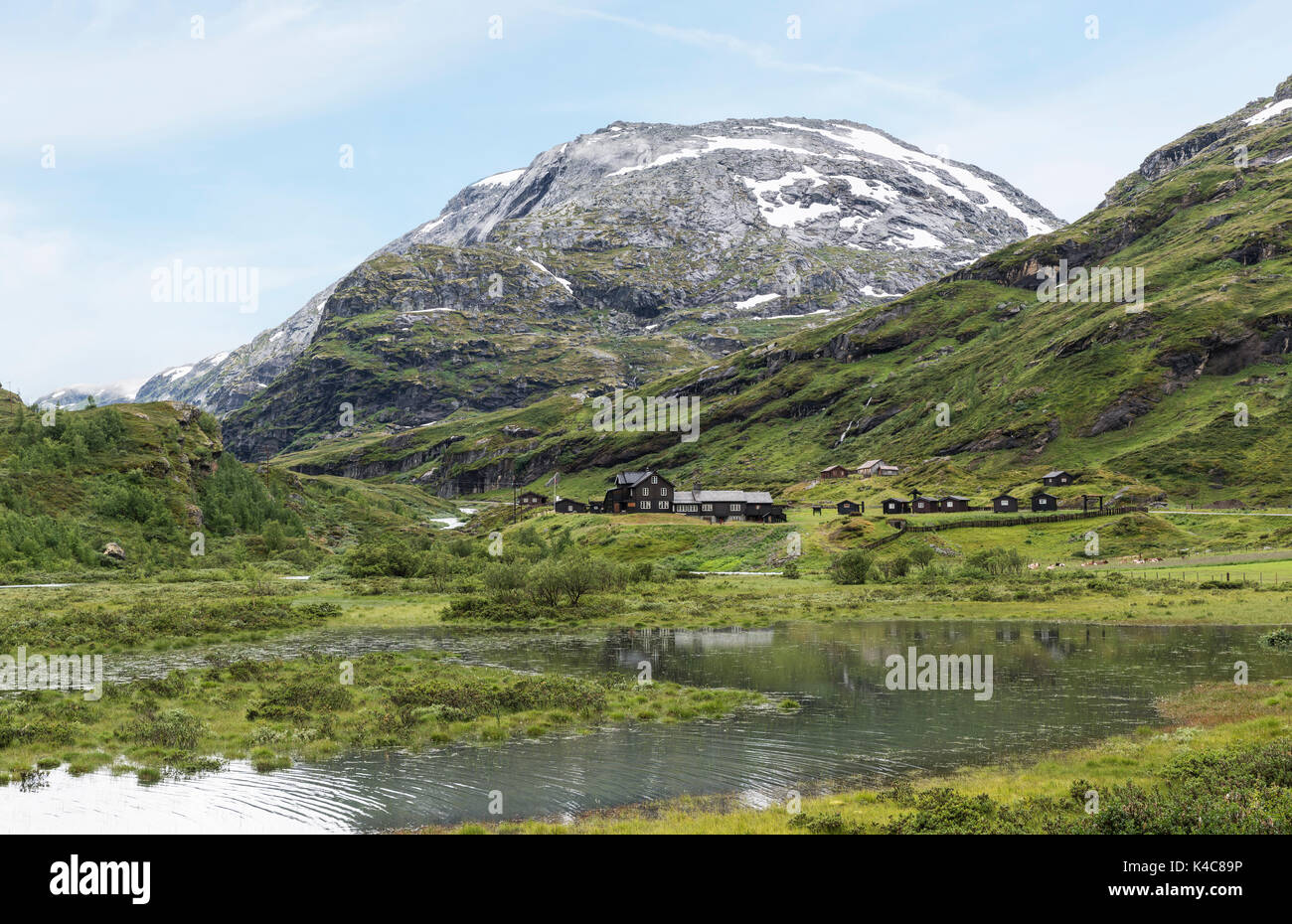 Häuser in der Natur Bereich Jostedalsbreen im Sommer mit Schnee auf den Bergen Stockfoto