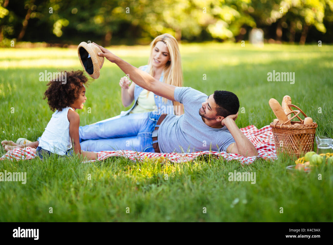 Bild der hübschen Paar mit ihrer Tochter in Picknick Stockfoto