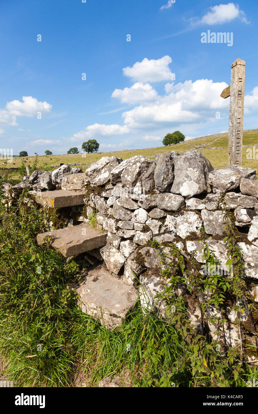 Einen hölzernen Fußweg zeichen Derbyshire, England, Großbritannien Stockfoto