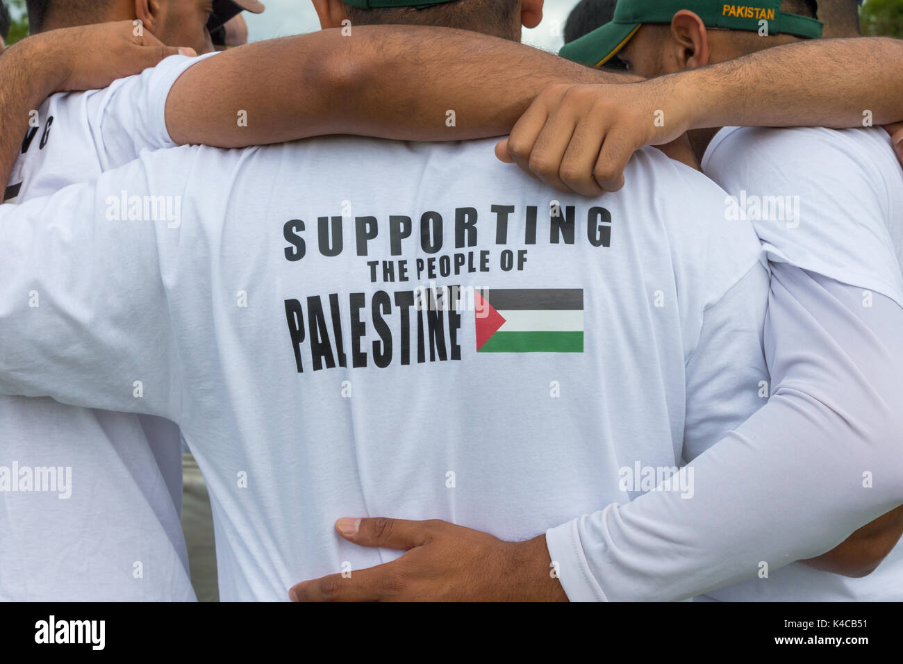 Cricketer trägt ein T-Shirt mit einem "Unterstützung der Menschen in Palästina' Formulierung drucken Stockfoto