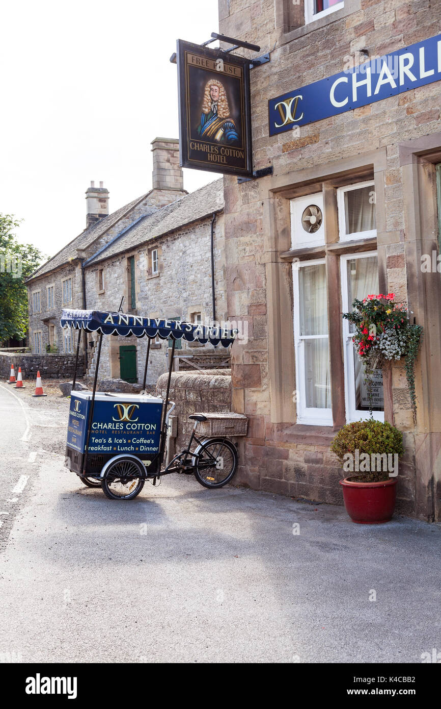 Ein Fahrrad verkaufen für Eis vom Charles Cotton Hotel The Village in The Derbyshire Peak District, England, Großbritannien Stockfoto