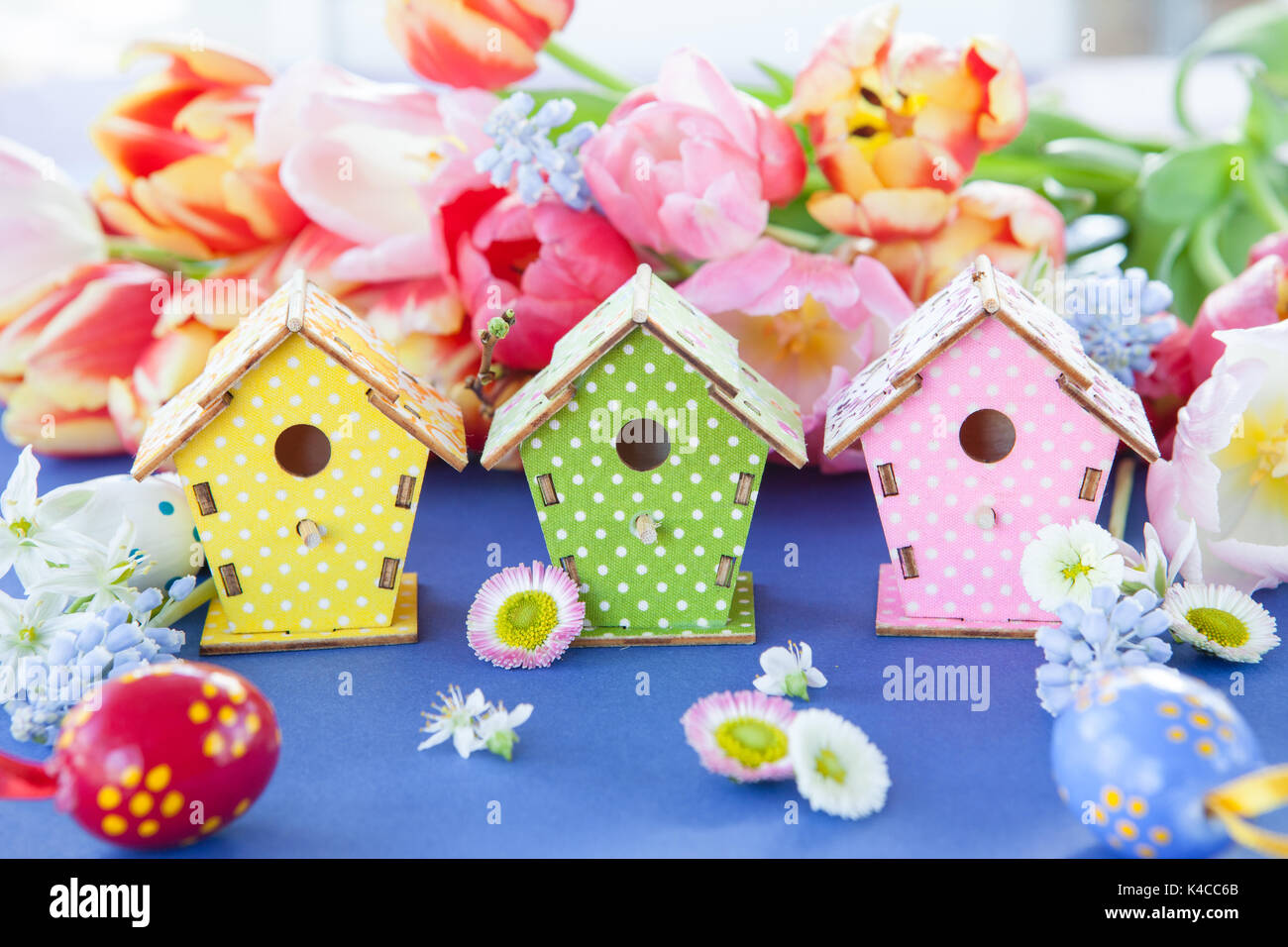 Kleines Vogelhäuschen in hellen Farben Stockfoto Kleines Vogelhäuschen in hellen Farben Stockfoto
