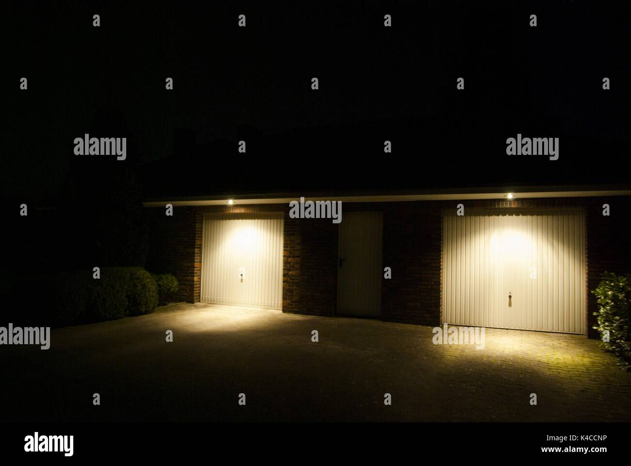 Nacht Garagen leuchtet Stockfoto