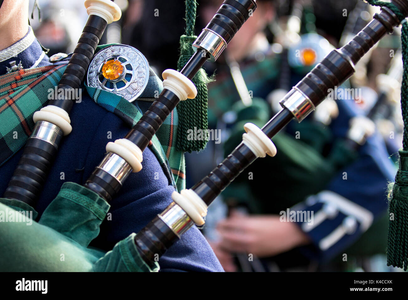 Nahaufnahme von dudelsack Spieler spielen in einer Pipe Band während eines schottischen Highland Games event Stockfoto