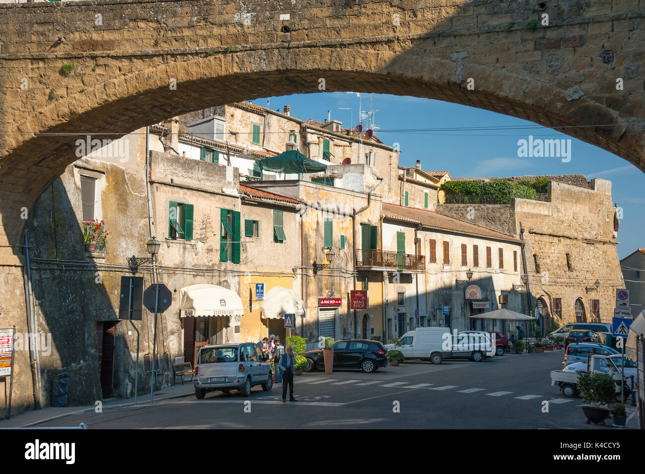 Pitigliano auf Felsen, schmale hohe gebaute Häuser, gebaut von Volcan Tuffstein, Toskana, Italien Stockfoto