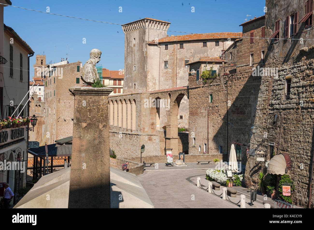 Pitigliano auf Felsen, schmale hohe gebaute Häuser, gebaut von Volcan Tuffstein, Toskana, Italien Stockfoto