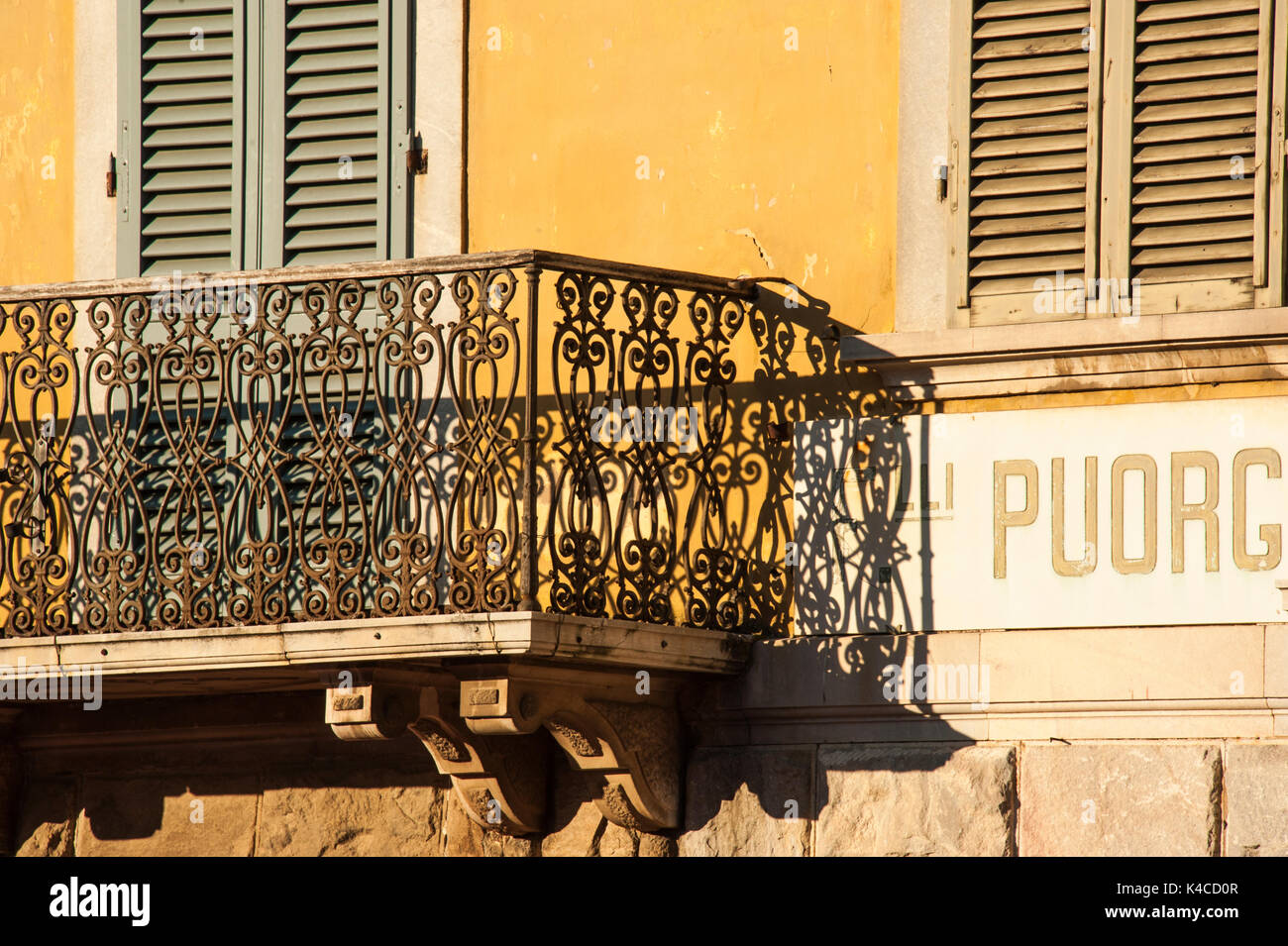 Massa Marittima, Balkon mit Ornamenten und Schatten im roten Abendlicht, Toskana, Italien Stockfoto