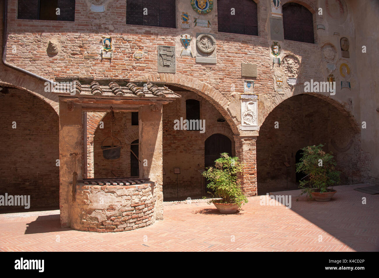 Inneren Hof Palazzo Pretorio in Certaldo, Obere Stadt, Altstadt, Provinz Florenz, Toskana, Italien Stockfoto