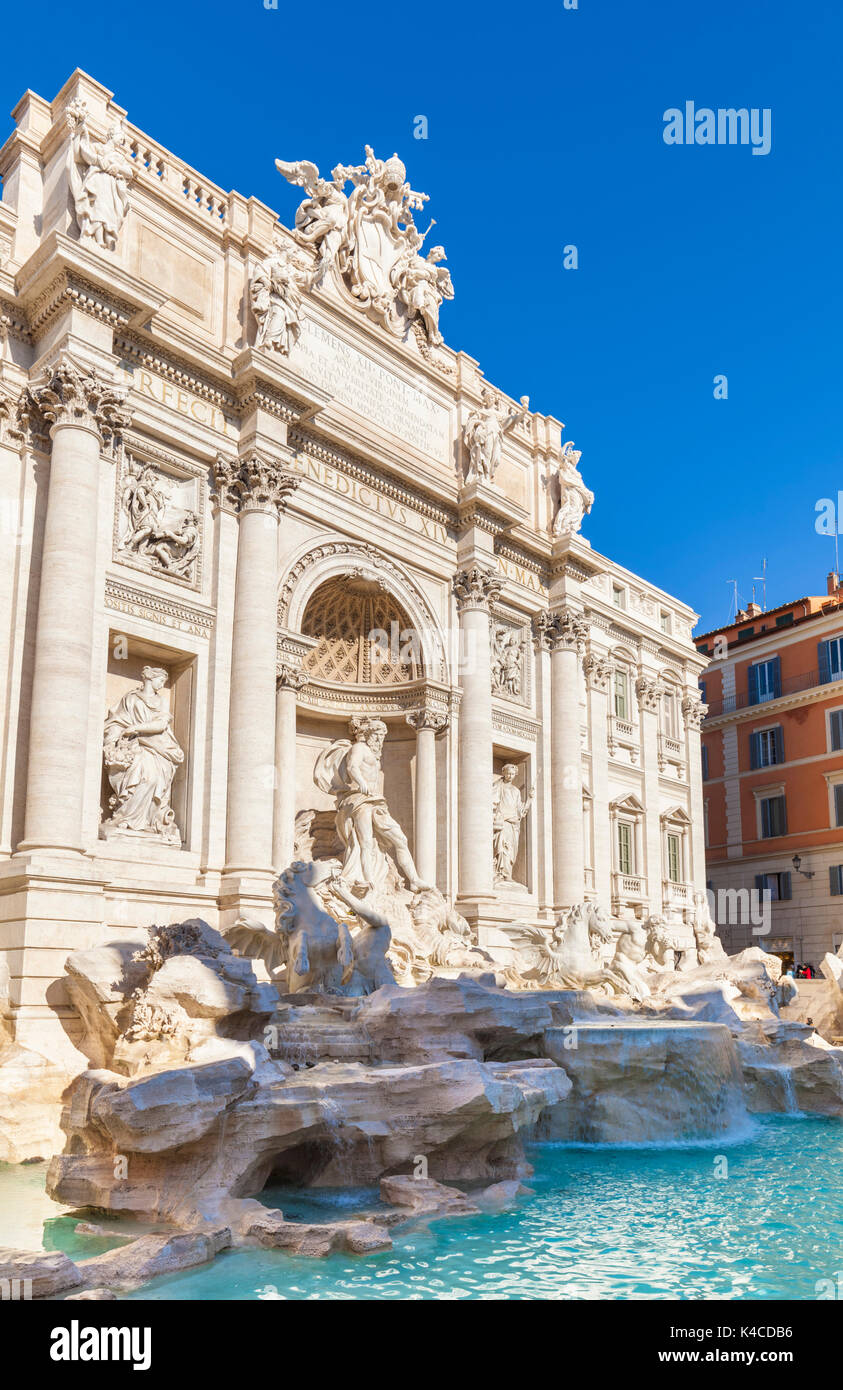Rom Italien der Trevi Brunnen durch den Palazzo Poli tagsüber Rom Italien Lazio EU Europa gesichert Stockfoto