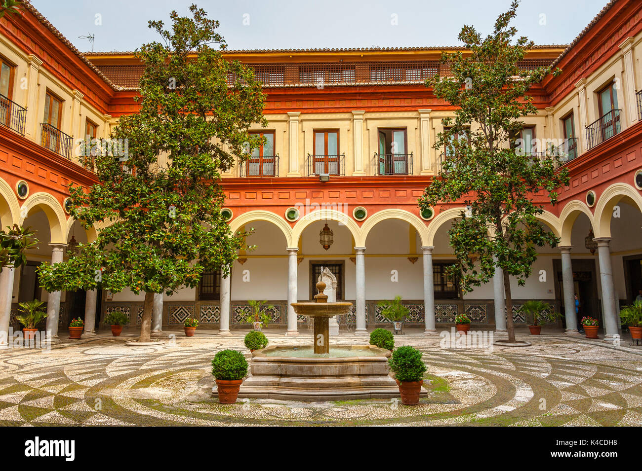 Innenhof des Rathauses in Granada, Ayuntamiento, Plaza Carmen, Andalusien, Spanien Stockfoto