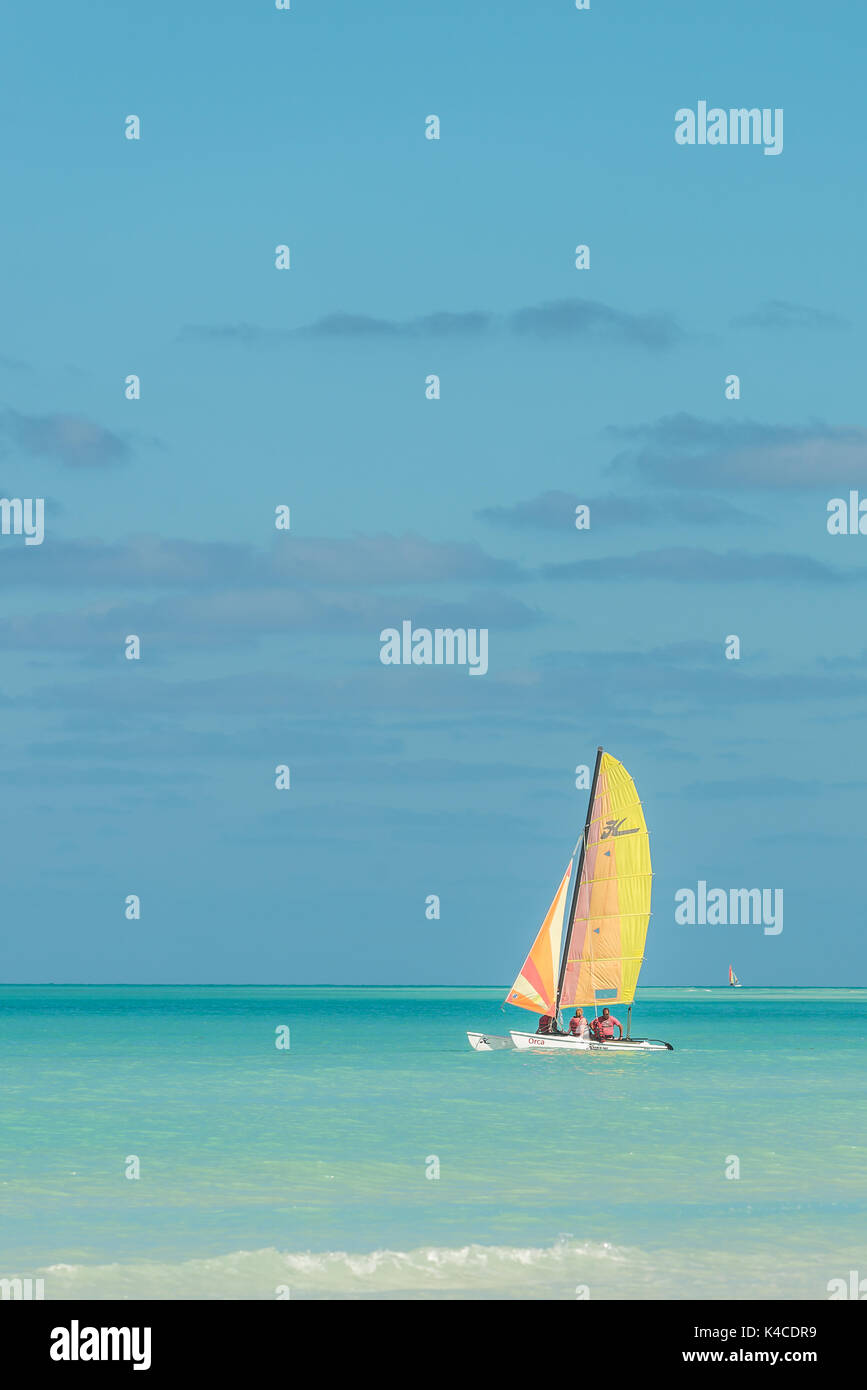 Kleine Katamaran segeln in der Karibik vor der Küste von Cayo Coco Kuba. Stockfoto