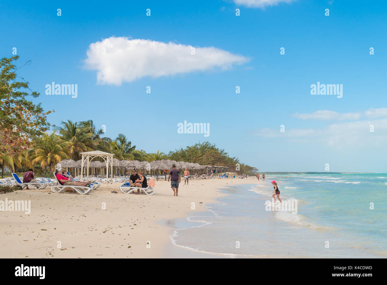 Touristen genießen die einsame Strände von Cayo Coco Kuba, wie sie vom harten Winter Wetter zu Hause. Stockfoto