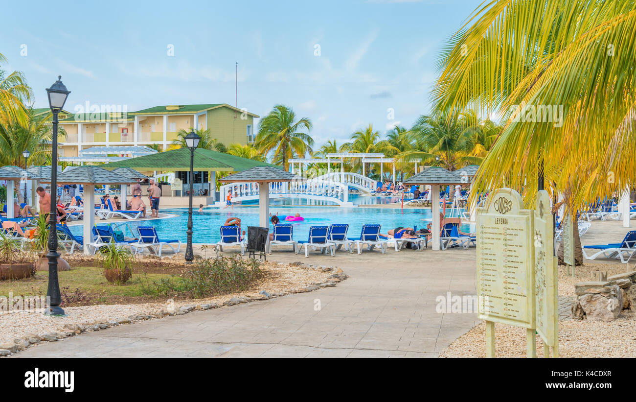 Urlauber, Manay aus Kanada und Europa genießen den Pool im Hotel Playa Coco in Cayo Coco Cuba. Stockfoto
