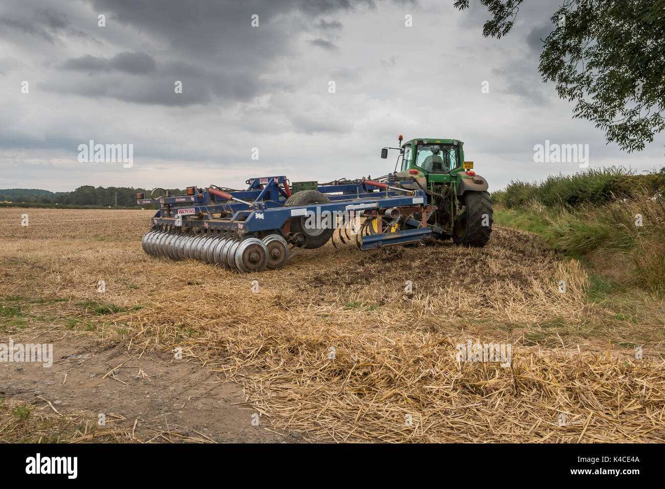 Großbritannien Landwirtschaft - 4 meter Philip Watkins Falten gezogenen drücken und John Deere 7530 Traktor bei der Arbeit Stockfoto