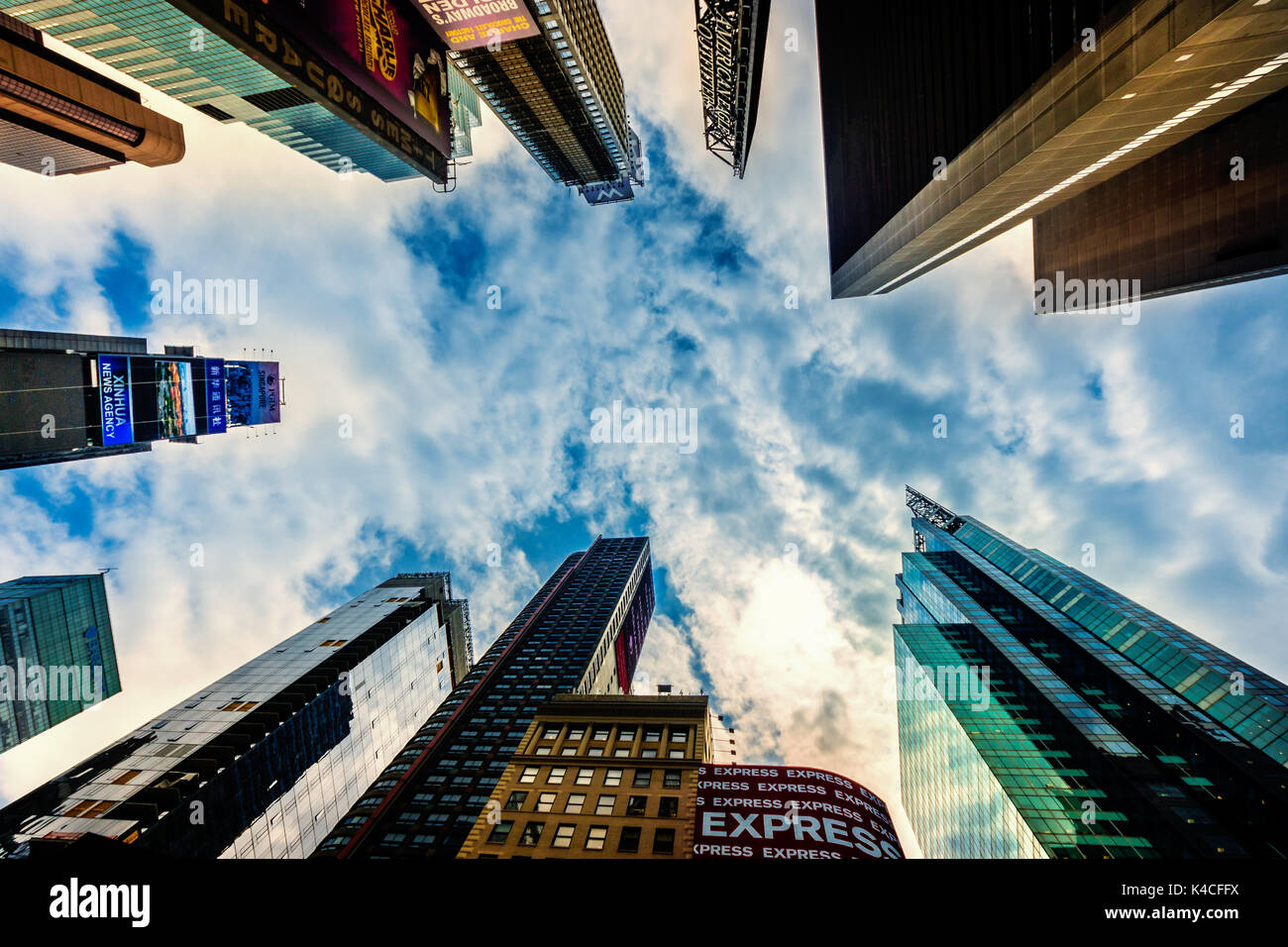 Hohes Wolkenkratzer am Times Square in New York City. Der Ort ist bekannt als der weltweit verkehrsreichsten Platz für Fußgänger und ein Wahrzeichen in Manhattan, USA. Stockfoto