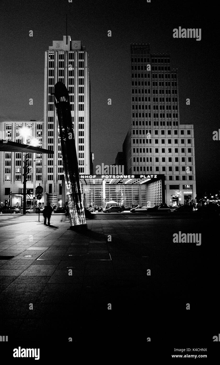 BERLIN DEUTSCHLAND - POSTDAMER PLATZ BEI NACHT - LEICA - LEICA FOTOGRAFIE - BERLIN STRASSENFOTOGRAFIE- LEICA STRASSENFOTO-SILBERFILM © FRÉDÉRIC BEAUMONT Stockfoto