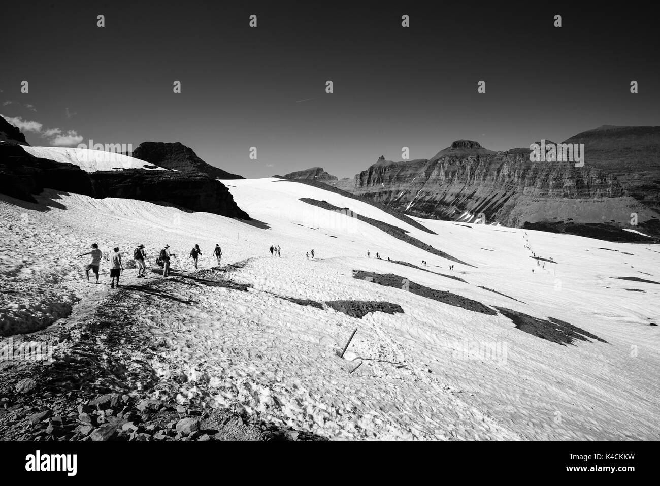 Sommer im Glacier National Park in den Rocky Mountains, Montana in den USA. Schnee war noch im Juli. Stockfoto