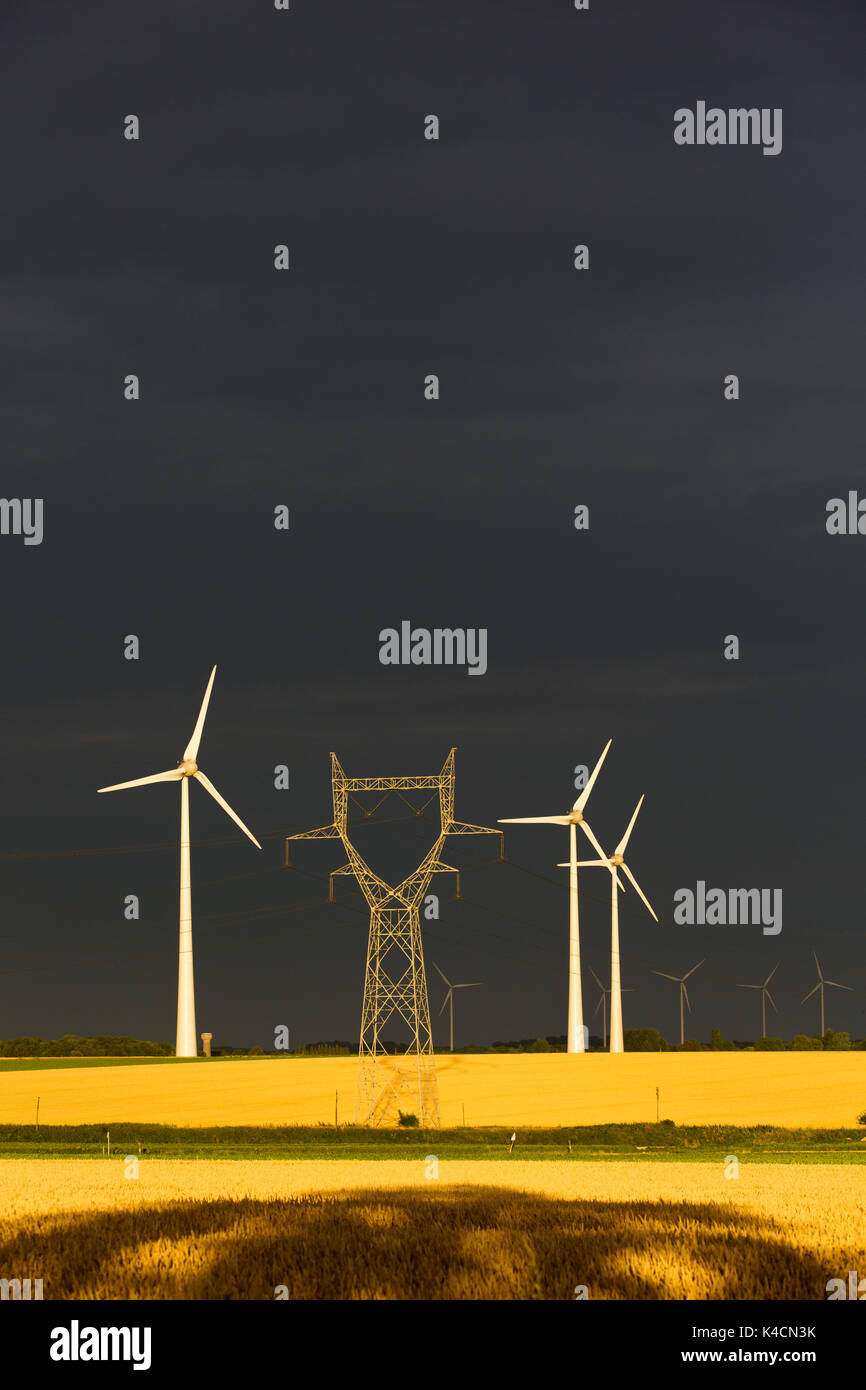 Windkraftanlagen und Strom Stockfoto
