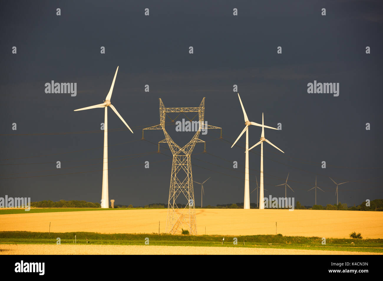 Windkraftanlagen und Strom Stockfoto