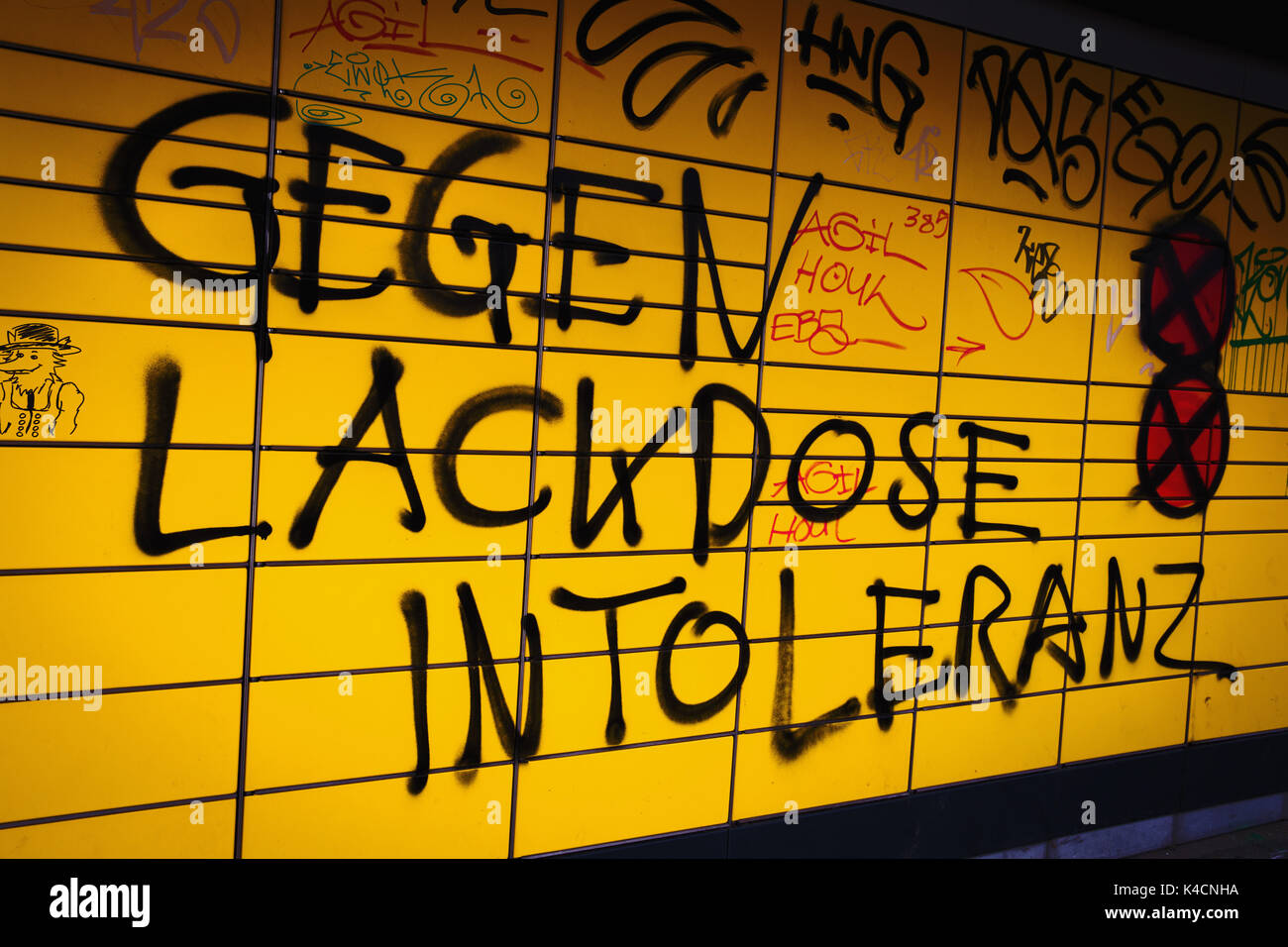 Graffiti, Feldspritze, Protest, Vandalismus am Bahnhof Stockfoto