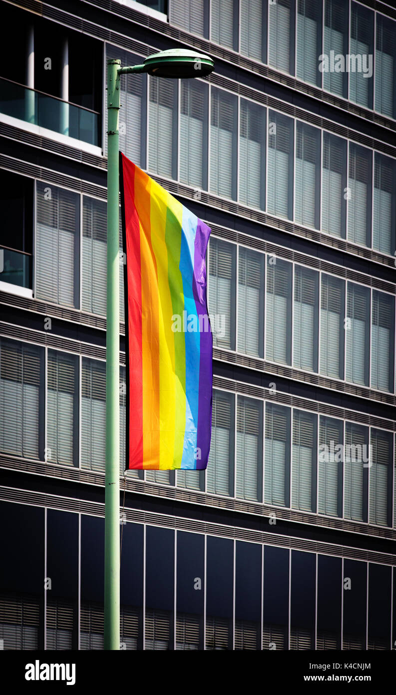 Regenbogen Flagge Vor Hochhaus Fassade Stockfoto