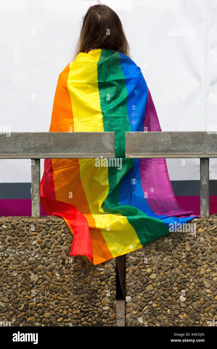 Junge Frau mit Regenbogen Flagge Stockfoto