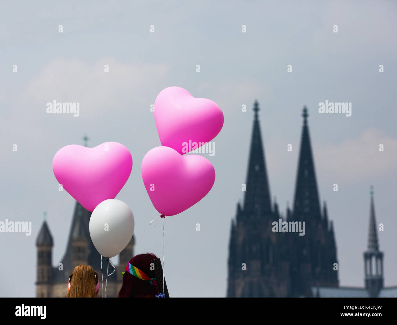 Ballon Herzen vor dem Kölner Dom, Csd Stockfoto