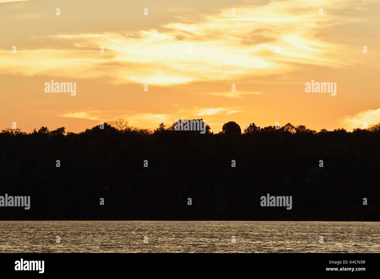 Hintergrund mit einem fantastischen Sonnenuntergang an einem See. Stockfoto