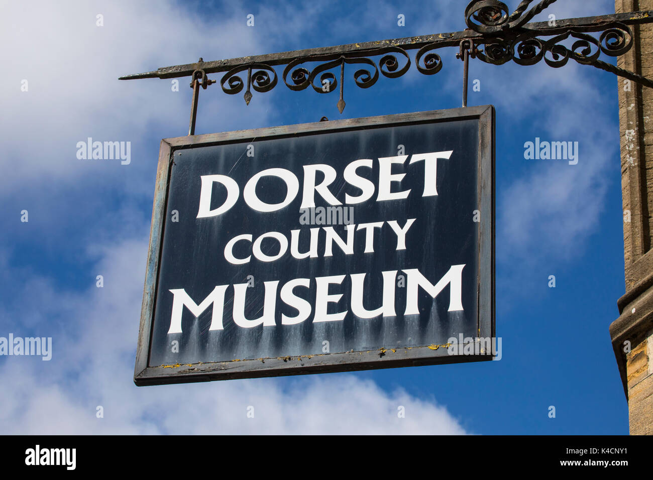 DORCHESTER, Vereinigtes Königreich - 15. AUGUST 2017: Schild über dem Eingang zum Dorset County Museum an der High West Street in Dorchester, Dorset, Vereinigtes Königreich. Stockfoto