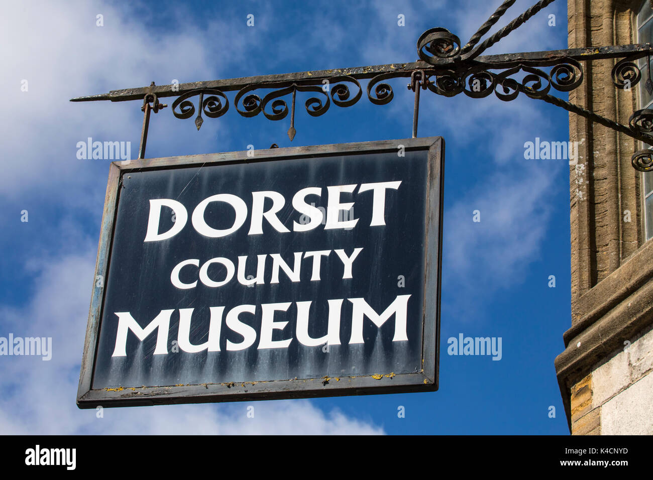 DORCHESTER, Vereinigtes Königreich - 15. AUGUST 2017: Schild über dem Eingang zum Dorset County Museum an der High West Street in Dorchester, Dorset, Vereinigtes Königreich. Stockfoto