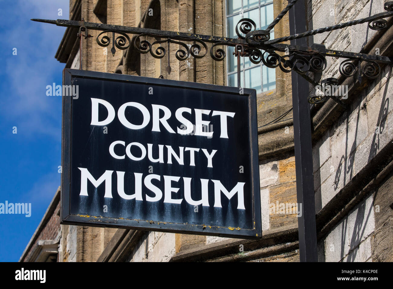 DORCHESTER, Vereinigtes Königreich - 15. AUGUST 2017: Schild über dem Eingang zum Dorset County Museum an der High West Street in Dorchester, Dorset, Vereinigtes Königreich. Stockfoto
