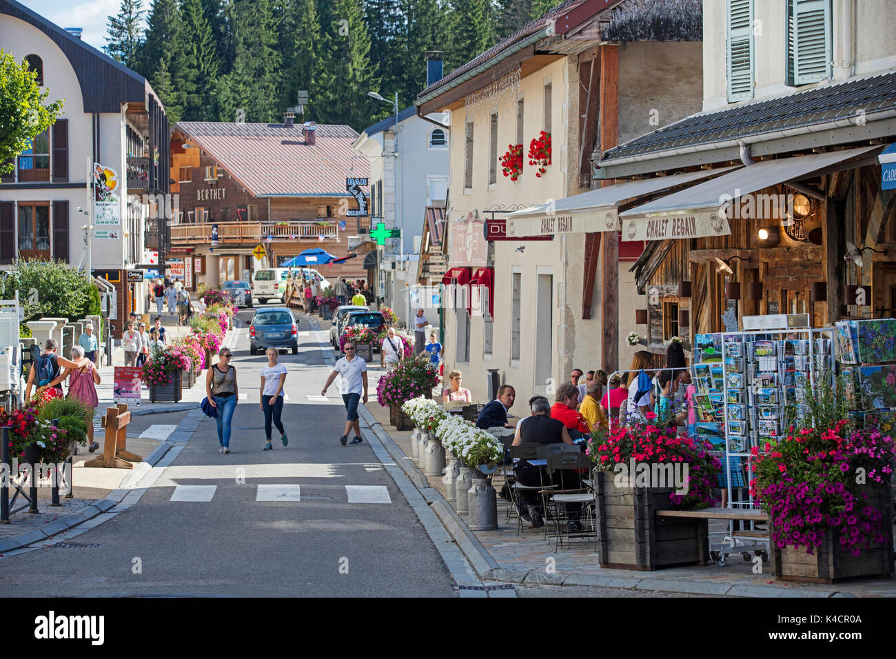 Einkaufsstraße im Dorf Les Rousses im Kanton Morez des Jura, Bourgogne-Franche-Comté, Frankreich Stockfoto